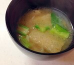 小松菜、玉ねぎ、油揚げのみそ汁